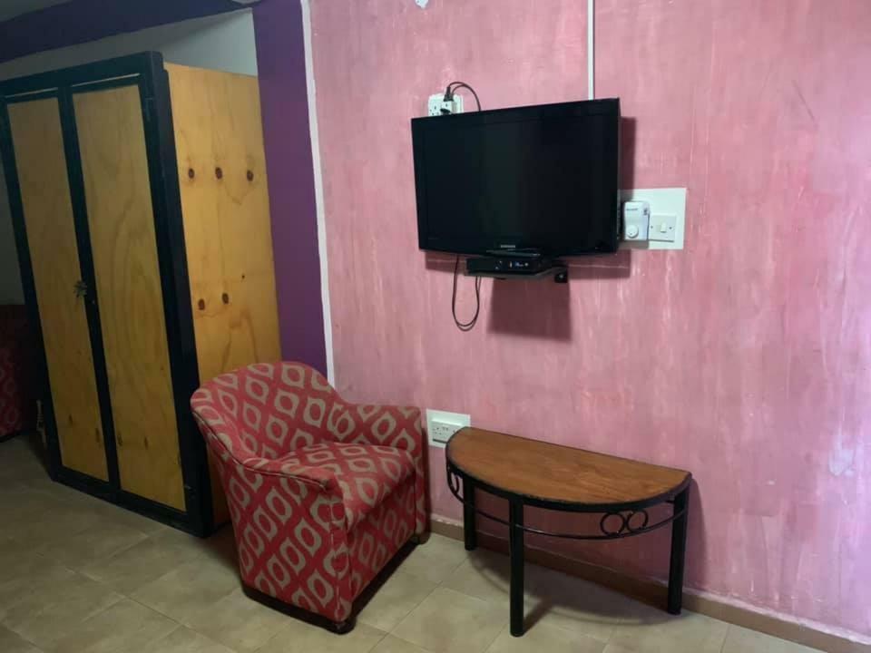 Vlv International Guest House Кололи Екстериор снимка